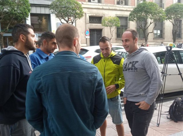 El BRIF Pablo González -De Gris- A La Salida Del Acto De Conciliación En La Delegación Del Ministerio De Trabajo En León.