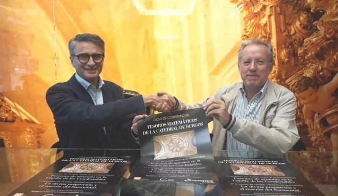 De izquierda a derecha, Emilio de Domingo, presidente de la Fundación Cajacírculo, y Constantitno de la Fuente, representante de la asociación 'Miguel de Guzmán'