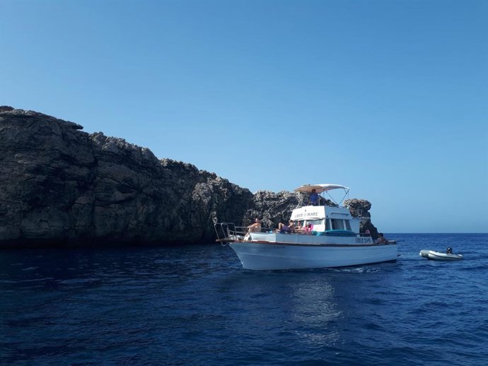Una pequeña embarcación en las idílicas aguas de la isla de Menorca