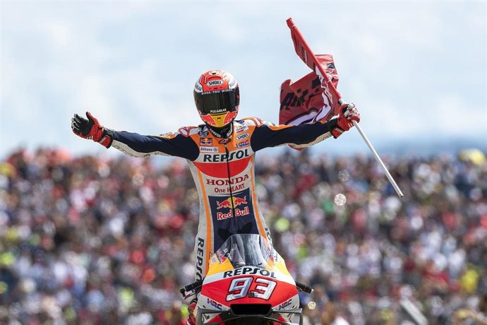 El piloto de MotoGP Marc Márquez (Repsol Honda) celebra su victoria en el GP Aragón 2019