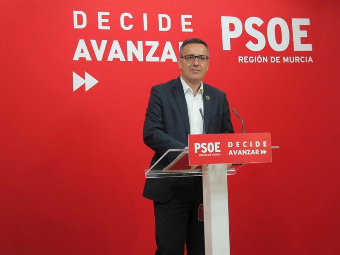 El secretario general del PSRM-PSOE y portavoz del Grupo Parlamentario Socialista, Diego Conesa, en rueda de prensa en la sede del PSRM en Princesa