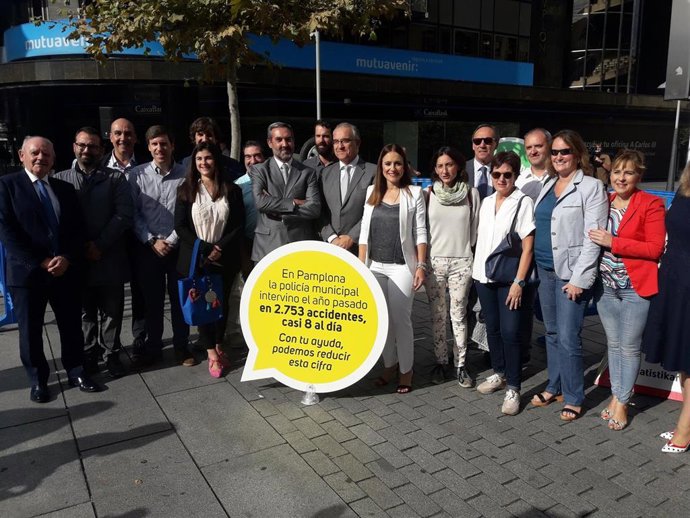 El alcalde de Pamplona, Enrique Maya, en la presentación de una campaña junto con la Asociación Navarra de Corredurías de Seguros para prevenir accidentes de tráfico en la ciudad.