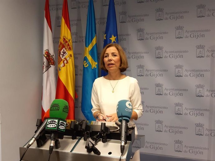 La concejala del PP en Gijón, Ángeles Fernández-Ahúja,  en rueda de prensa en el Consistorio