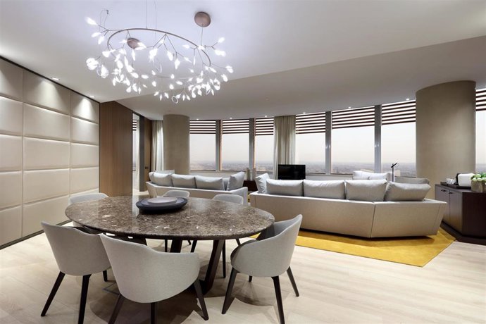 Los huéspedes de las suites del Eurostars Torre Sevilla contarán en sus habitaciones durante la próxima semana con estos productos, acompañados de un manual para aprender a aplicarlos y conseguir una rutina de salud y belleza.