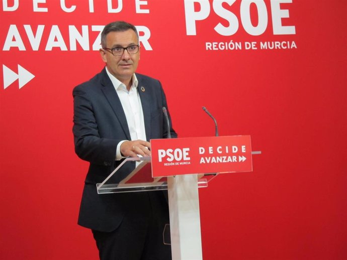 El secretario general del PSRM-PSOE y portavoz del Grupo Parlamentario Socialista, Diego Conesa, en rueda de prensa para hablar sobre el Mar Menor