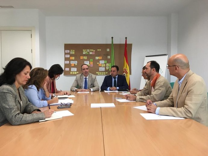 Los delegados provinciales de la Junta de Andalucía se reúnen con el comisionado del Polígono Sur, Jaime Bretón