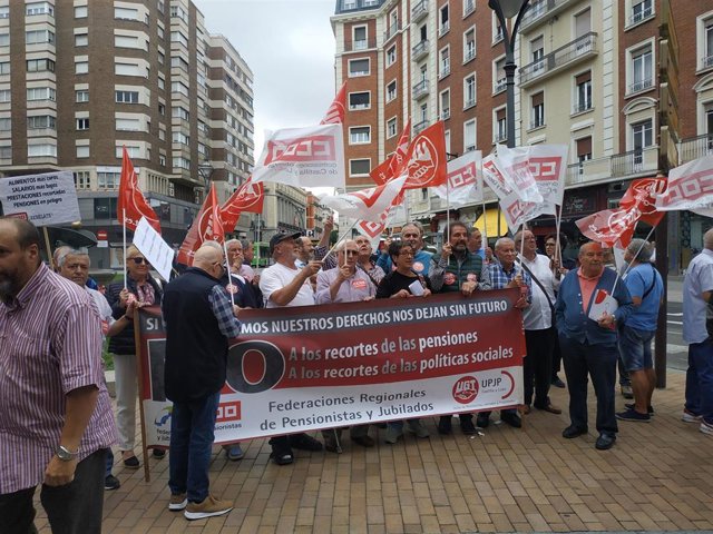 Concentración de pensionistas y jubilados en la Plaza de Madrid de Valladolid con motivo del Día Internacional de las Personas Mayores.