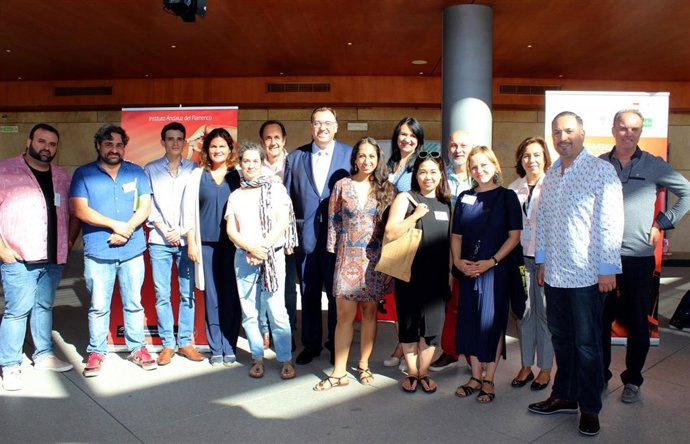 El consejero delegado de Extenda, Arturo Bernal, y Almudena Bocanegra, gerente de la Agencia Andaluza de Instituciones Culturales, con la delegación internacional en el Teatro Central de Sevilla.