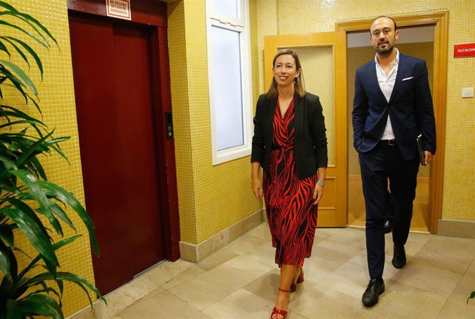 La consejera de Economía y Hacienda del Gobierno de Cantabria, María Sánchez, y el alcalde de Torrelavega, Javier López Estrada