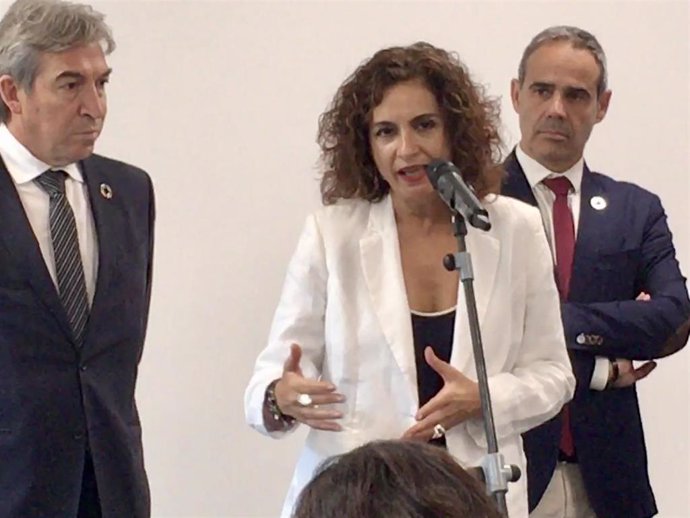 María Jesús Montero haciendo declaraciones en Algeciras
