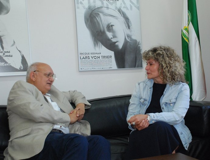 El presidente del Consejo Audiovisual de Andalucía, Antonio Checa, y la directora de Andalucía Film Commission, Piluca Querol, en la reunión que han mantenido este martes.