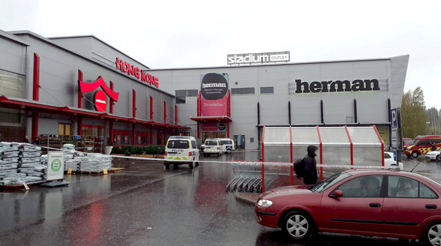 La Policía en frente del centro comercial donde se localiza el centro educativo