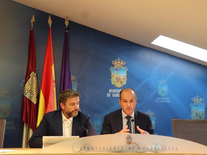 El alcalde, Alberto Rojo, y el primer teniente de alcalde, Rafael Pérez Borda, en rueda de prensa