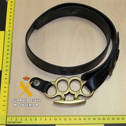 Un puño americano intervenido por la Guardia Civil a un varón que ha sido denuncia por tenencia de armas prohibidas.