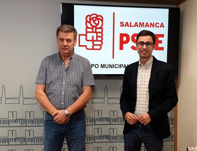 Marcelino García (i) y José Luis Mateos (d) en el Ayuntamiento de Salamanca.