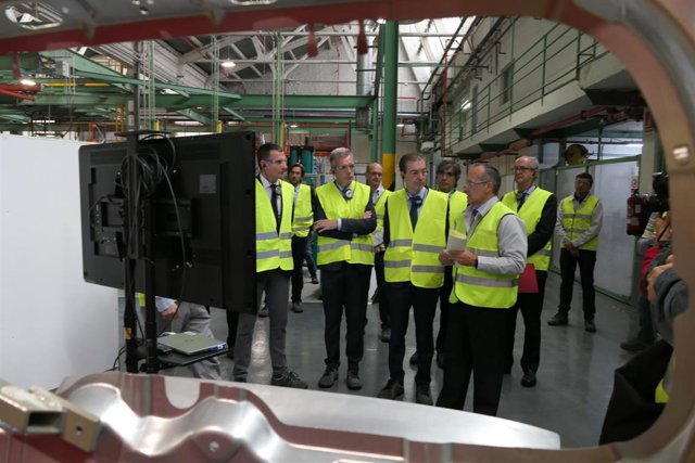 Germán Barrios, en el centro de la imagen, visita la planta de Nissan en Ávila.