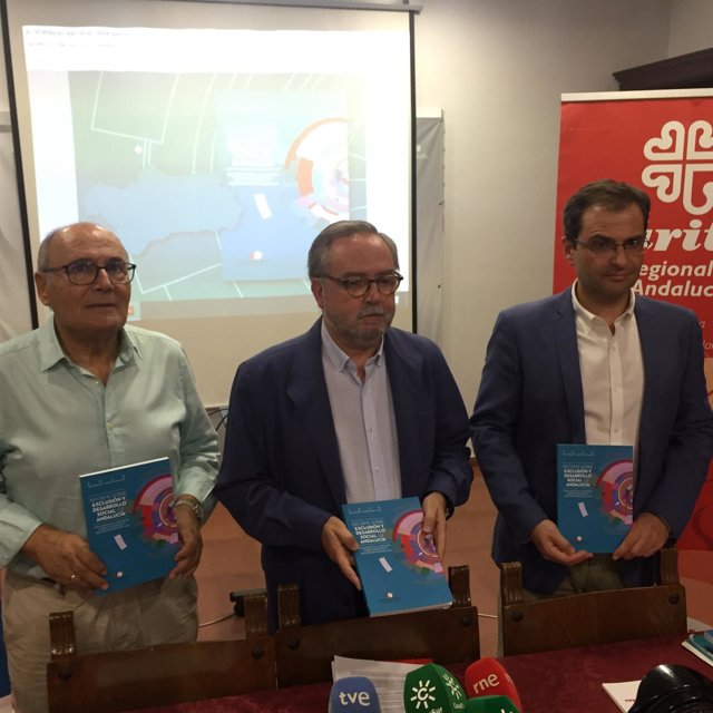 De izquierda a derecha, el director de Cáritas de Jaén y vicepresidente a nivel autoonómico, Rafael López-Sidro; el presidente de Cáritas Regional de Andalucía, Mariano Pérez, y el secretario técnico de Foessa, Raúl Flores