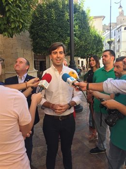 El vicesecretario de Comunicación del PP, Pablo Montesinos, atiende a los medios de comunicación en Antequera (Málaga).