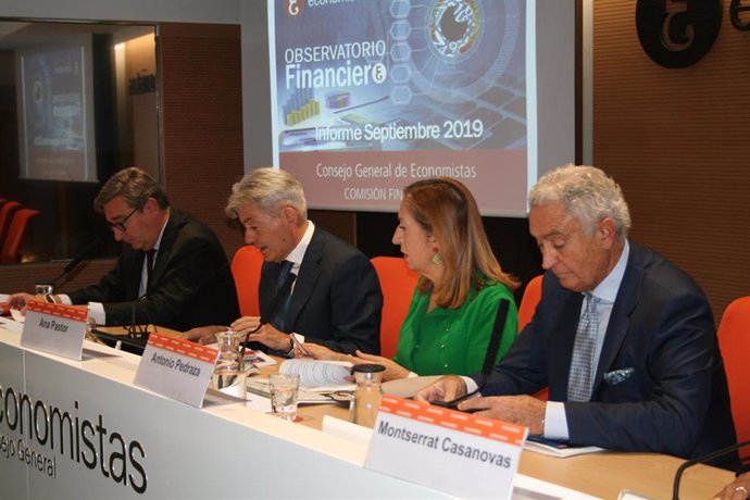 El presidente del Consejo General de Economistas de España, Valentín PIch, junto con la vicepresidenta tercera del Congreso de los Diputados, Ana Pastor.