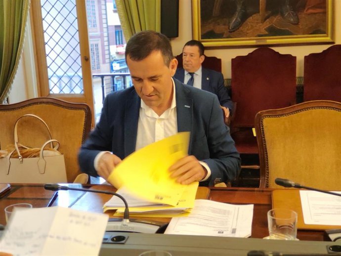 El concejal de Economía del Ayuntamiento de Oviedo, Javier Cuesta, durante el pleno municipal.