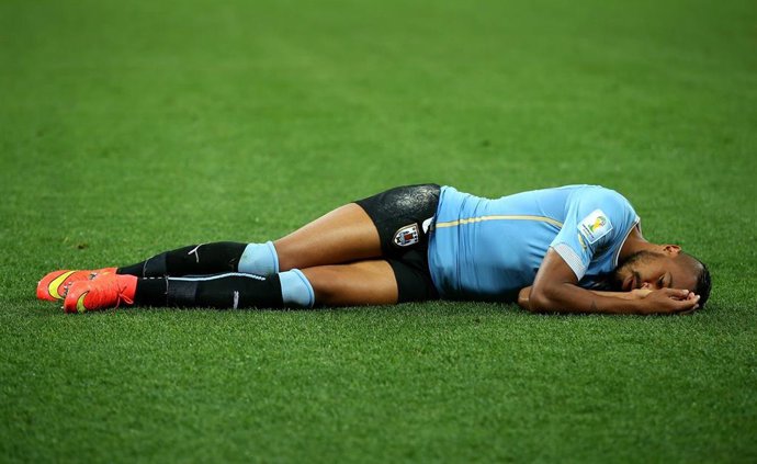 El futbolista Uruguallo, Alvaro Pereira, sufre un golpe en la cabeza en Mundial de Brasil