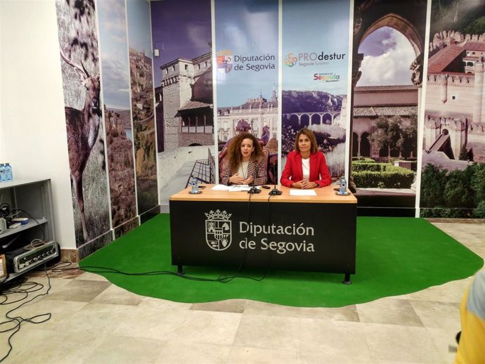 Noemí Otero, a la izquierda de la imagen, junto a la diputada de Prodestur de la Diputación de Segovia, Magdalena Rodríguez, en la presentación de las rutas de senderismo, en bicicleta y a caballo que promueve la institución.