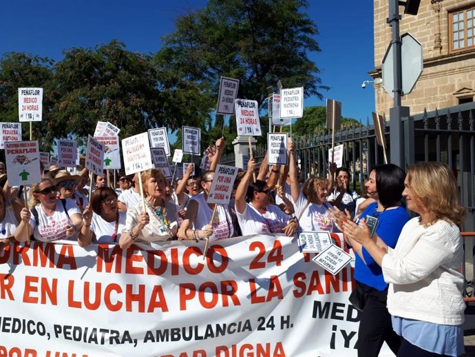 Dirigentes del PP aplauden, en una imagen de archivo, una de las movilizaciones de la Plataforma Médico 24 Horas ante el Parlamento andaluz