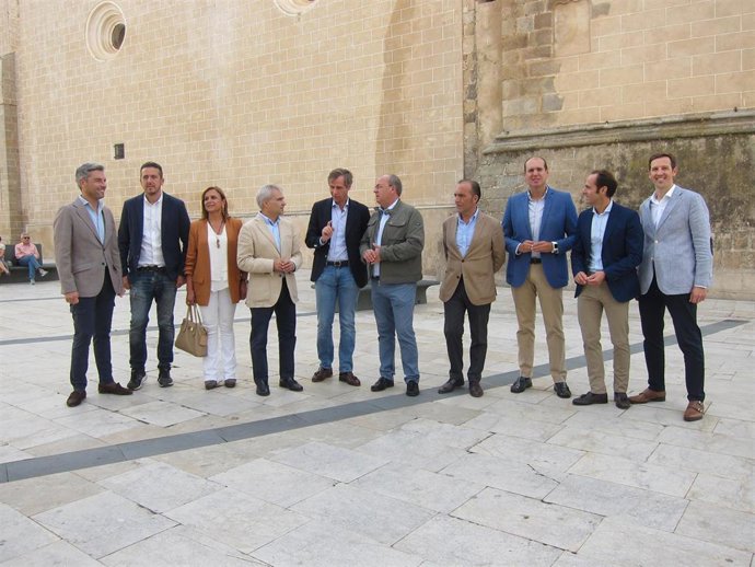 González Terol y Monago con otros dirigentes del PP en Badajoz