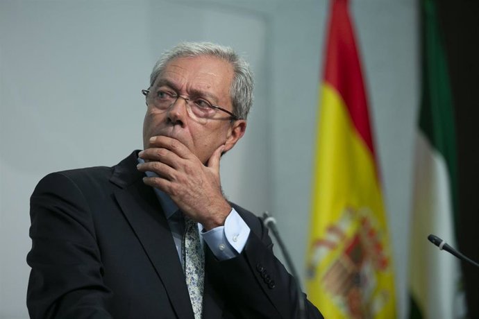 El consejero de Economía, Rogelio Velasco (c), durante la comparecencia  ante los medios tras la reunión semanal del Consejo de Gobierno.