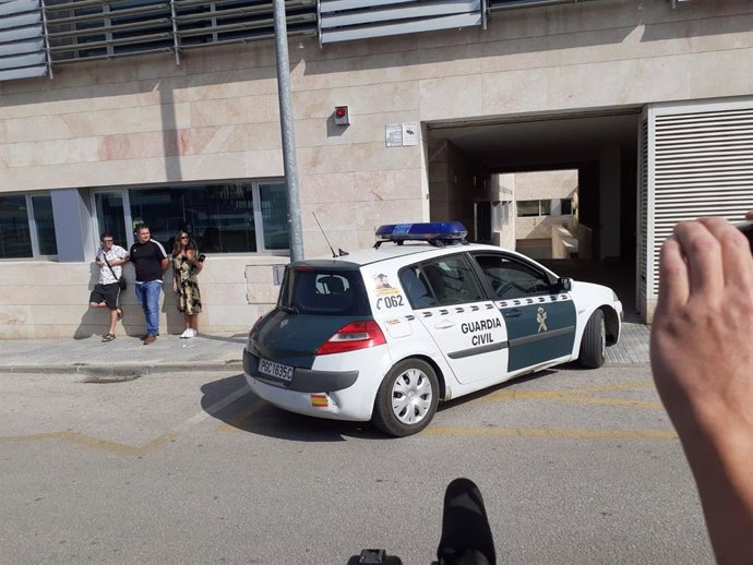Coche de la guardia civil entrando en los juzgados de Vélez