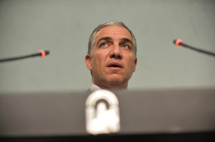 El consejero de la Presidencia, Administración Pública e Interior y portavoz del Gobierno andaluz, Elías Bendodo, en rueda de prensa.