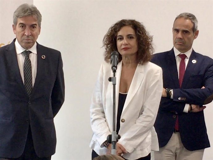 María Jesús Montero atiende a la prensa en Algeciras