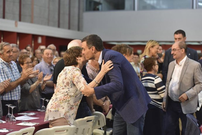El presidente del Gobierno en funciones, Pedro Sánchez saluda a los asistentes a la comida-mitin del PSOE en el Palacio de Congresos, en Huesca (España), a 1 de octubre de 2019.
