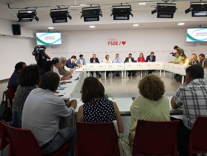 Hugo Morán asiste a una reunión con el PSOE de Huelva.