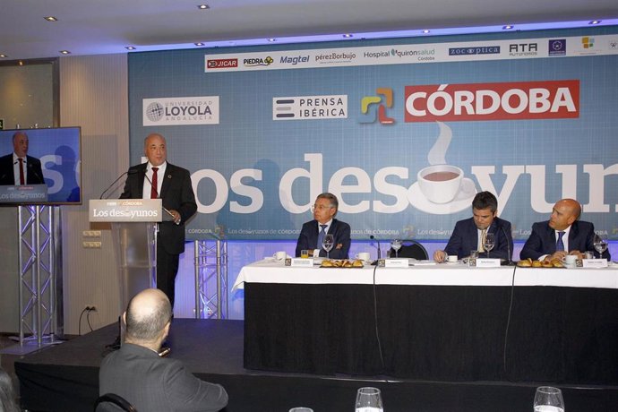El presidente de la Diputación de Córdoba, Antonio Ruiz (izda.), interviene en los desayunos de 'Diario Córdoba'
