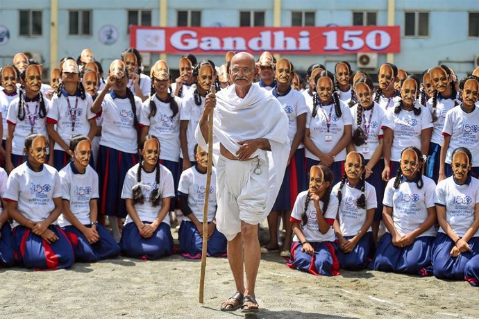 Un actor vestido de Gandhi con motivo de las celebraciones en una escuela por el 150 aniversario de su nacimiento