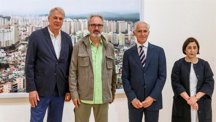 Responsables del Guggenheim con el artista alemán Thomas Struth