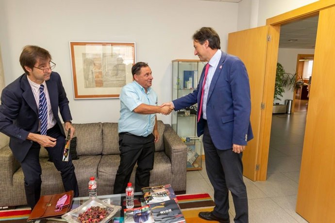 Santoña.- Obras Públicas estudia con la Cofradía de Pescadores la ampliación del