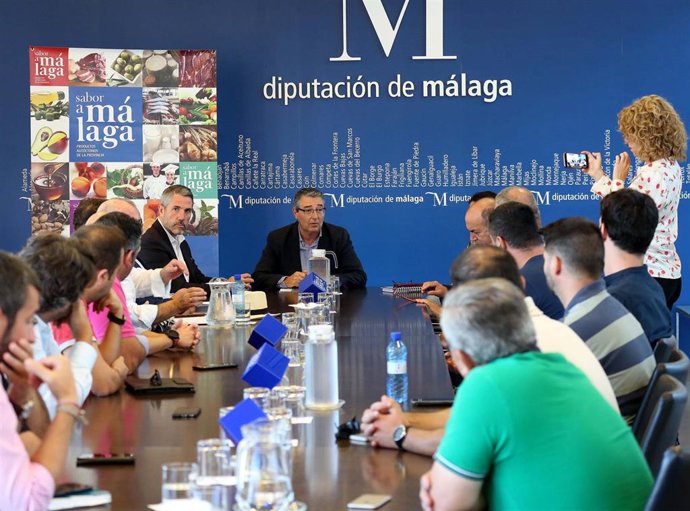 Francisco Salado, presidente de la Diputación, en la reunión con el sector cárnico de la provincia de Málaga.