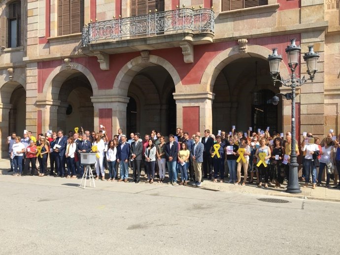 El presidente de Parlament, Roger Torrent, y diputados de JxCat, ERC y la CUP frente al Parlament este martes