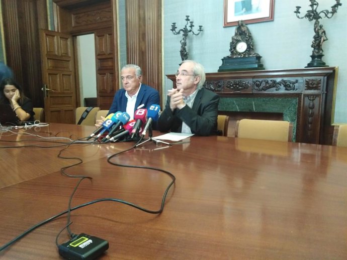 El delegat del Govern a Balears, Ramón Morey (dreta), en una roda de premsa.