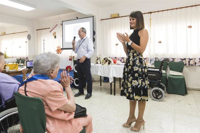 Martínez visita a los mayores de la residencia asistida de Diputación