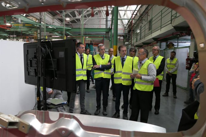 Germán Barrios, en el centro de la imagen, visita la planta de Nissan en Ávila.