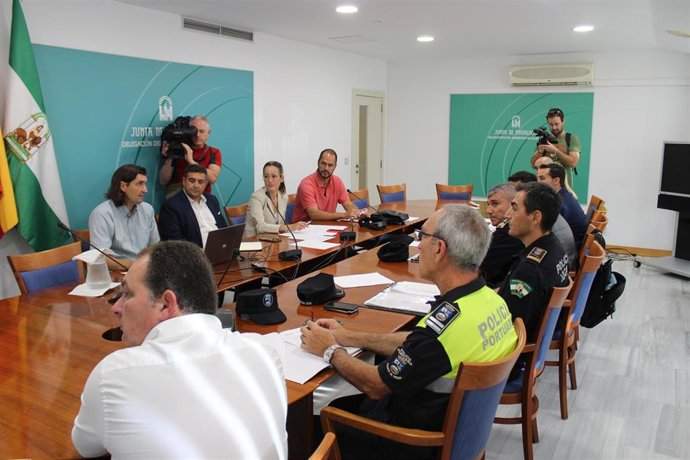 La delegada de la Junta en Huelva, Bella Verano, preside la comisión del puente del Odiel.