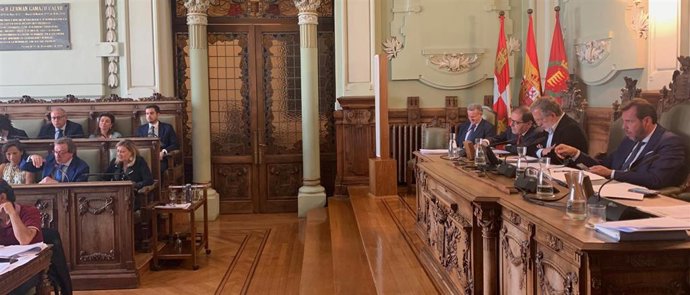 El concejal del Partido Popular José Antonio de Santiago-Juárez interviene en el debate sobre la moción de la capitalidad de Valladolid.