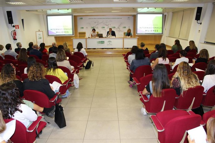 Más de 70 profesionales andaluzas asisten en Sevilla a la presentación del programa Internacionaliza Mujeres.