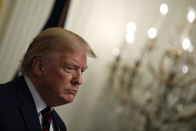 EEUU.- Trump tacha de "bulo" la denuncia que ha llevado al 'impeachment' y reta 