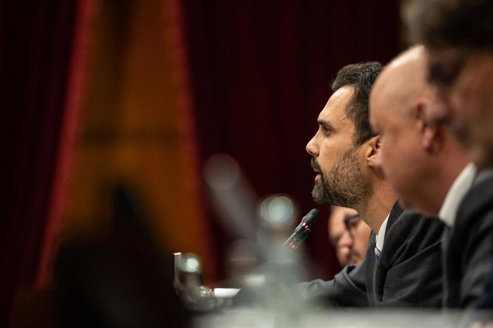 El president del Parlament de Catalunya, Roger Torrent, crida a l'ordre l'hemicicle durant el debat sobre política general al Parlament de Catalunya, Barcelona, 25 de setembre del 2019.