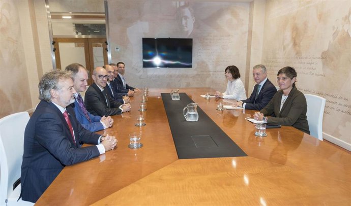 Lehendakari Iñigo Urkullu, junto con la Secretaria General de Acción Exterior Marian Elorza, ha recibido a una delegación de Quebec