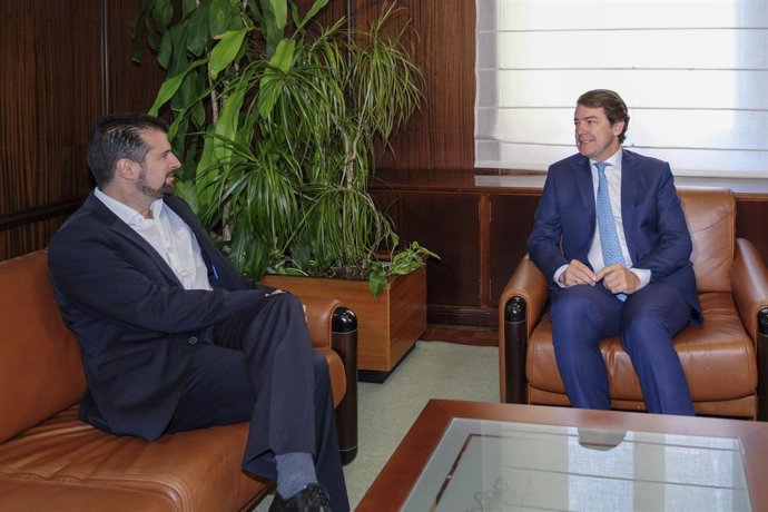 Primera reunión de la legislatura entre el presidente de la Junta, Alfonso Fernández Mañueco, y el secretario autonómico del PSOE, Luis Tudanca.